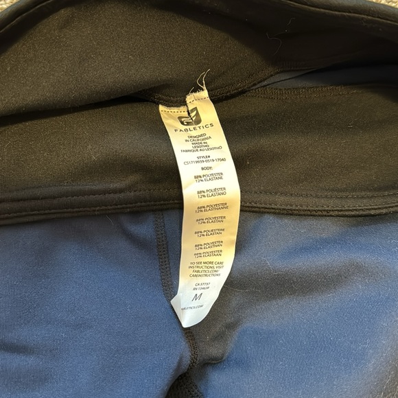 Fabletics navy/black workout capri’s - Picture 2 of 3